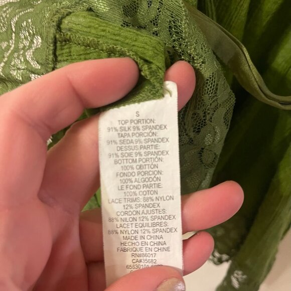 Beautiful Bebe Silk deep-Vneck Wrap Around tank with Lace and Sequins Size S - Picture 5 of 8